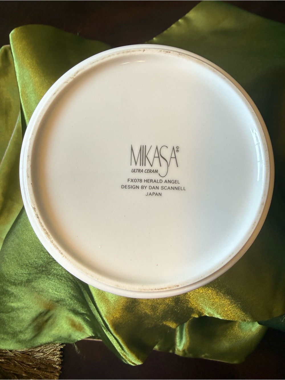 Mikasa Porcelain Christmas Herald Angel Covered Round Jewelry Trinket Box - Picture 5 of 6